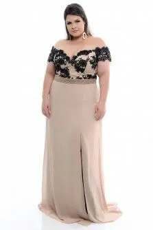 Mujer de talla grande usando incorrectamente vestido de color beige con blusa de encaje negra