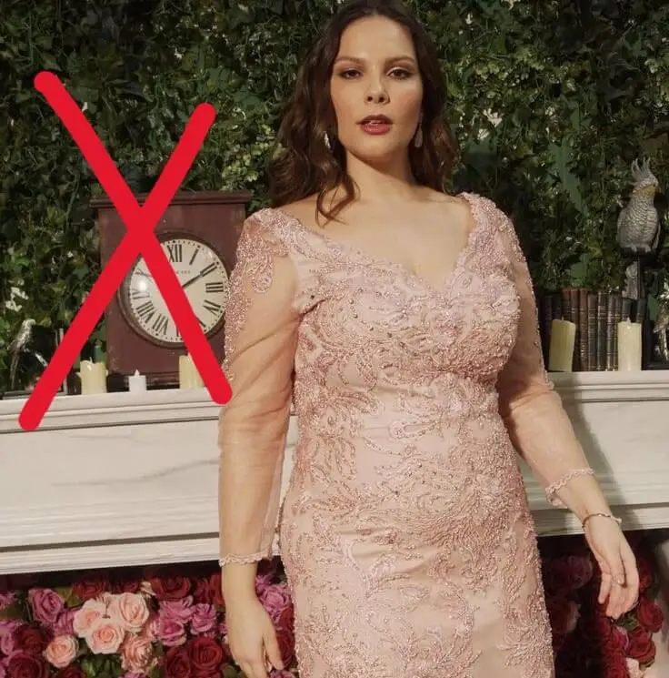Imagen de una mujer con un atuendo inadecuado en xv años, marcado con una X roja, indicando un error de estilo o una elección de vestimenta no adecuada.