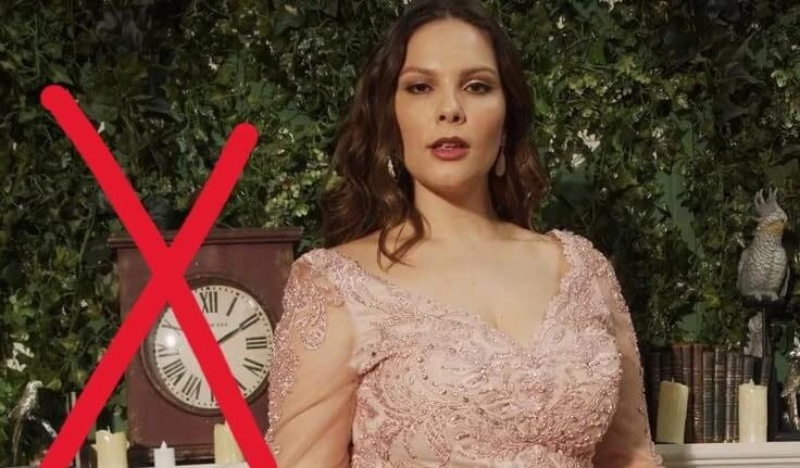 Imagen de una mujer con un atuendo inadecuado en xv años, marcado con una X roja, indicando un error de estilo o una elección de vestimenta no adecuada.