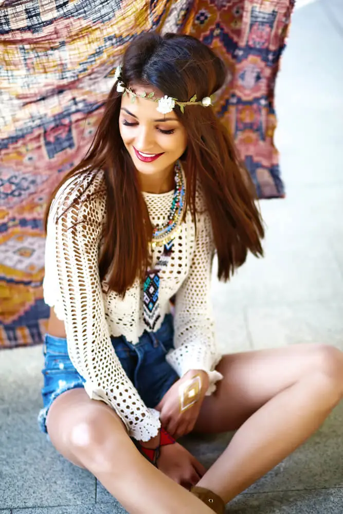 Divertido-elegante-sexy-sonriente-hermoso-joven-hippie-mujer-modelo-en-verano-blanco-hipster-ropa-posar-en-la-calle