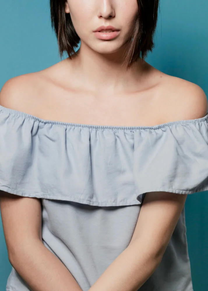 Mujer-posando-con-top-de-volantes.webp
