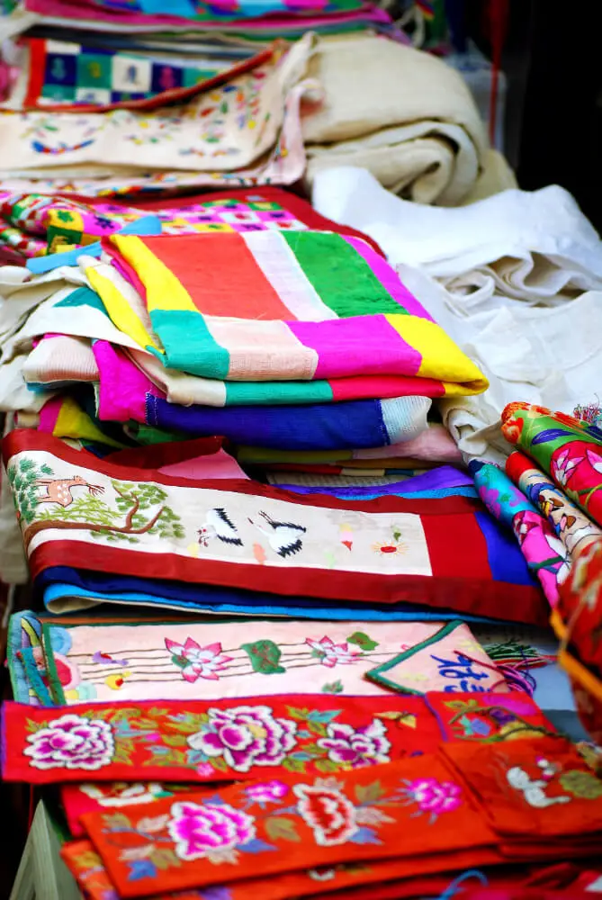 Telas-de-seda-bordada-y-de-lino-en-el-mercado-asiatico